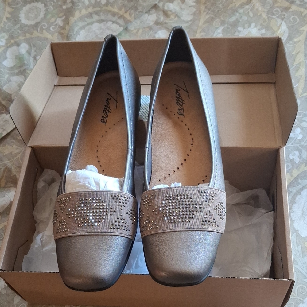 Trotters Women's Pewter Embellished Flats. NIB
